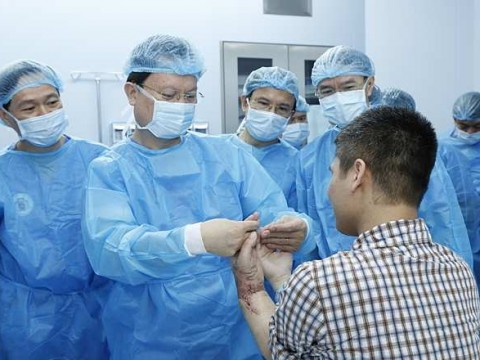Việt Nam lần đầu tiên ghép tay từ người cho còn sống